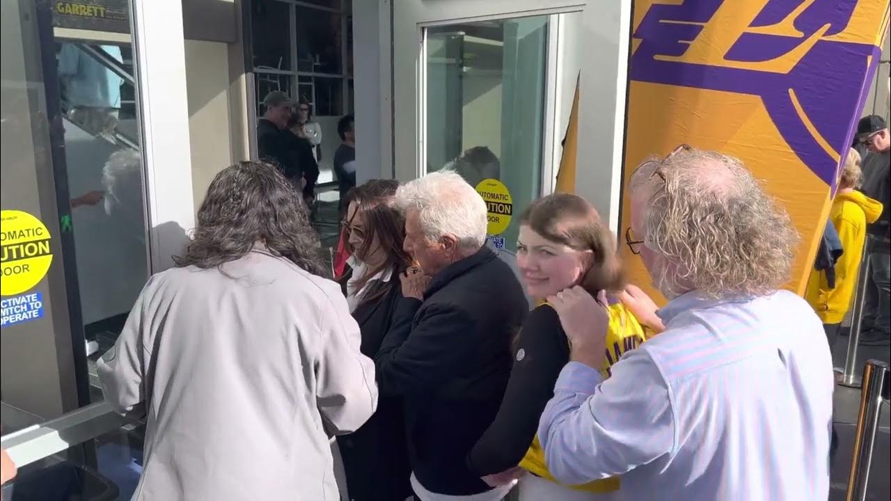 Dustin Hoffman arrives to the Los Angeles Lakers Vs Golden State