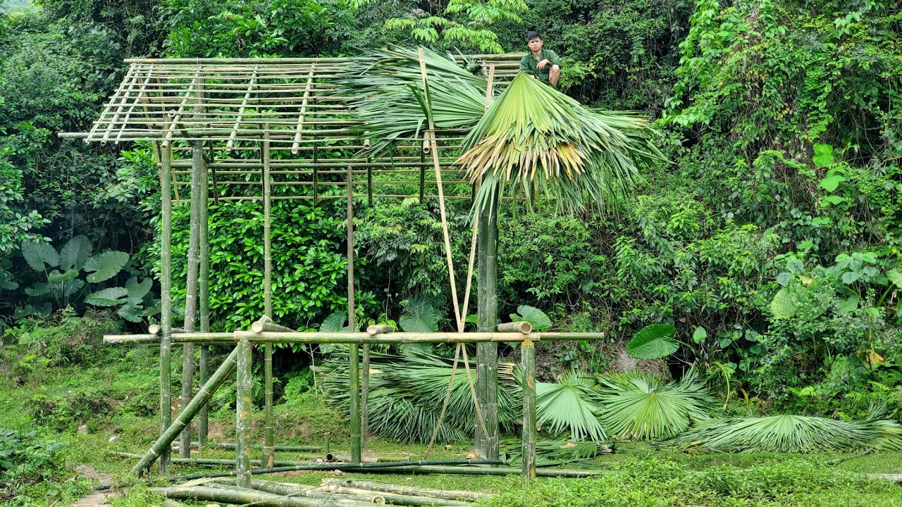 Building a bamboo house, How to make a roof with palm leaves -Building New Life Ep.2