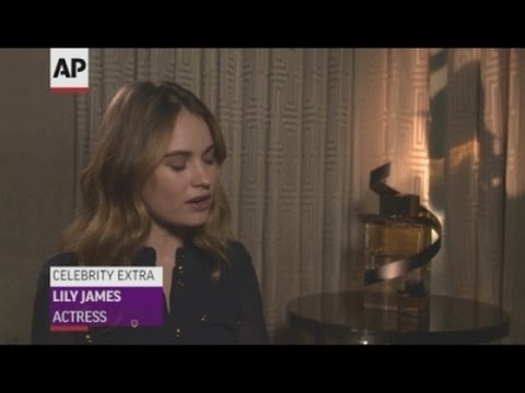 Video: Lily James är En Bild Av Den Nya Burberry-parfym