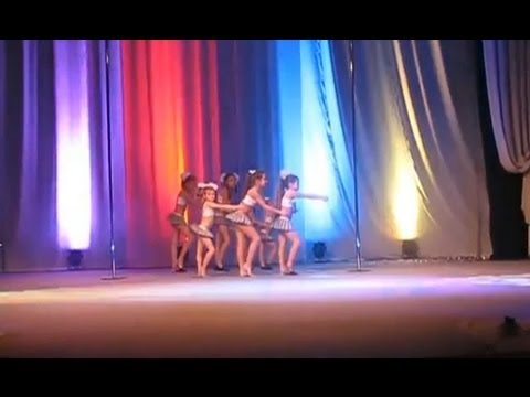 Russian girls perform almost strip like dance in school (Что теперь преподают в школе)