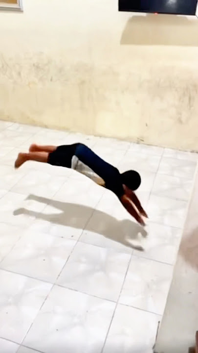 juna berenang di lantai