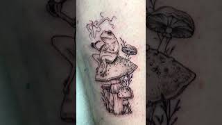 🐸 Mushroom Froggo Chillin Tattoo By Erin.tattoos #tattuba #tattoo #tattooartist #inked #frog #art
