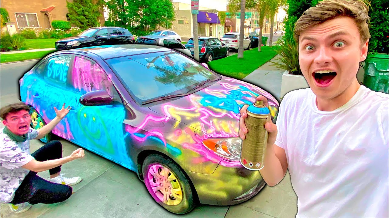 мужчина за рулем. This is he car. This is he car. молодой водитель за рулем.