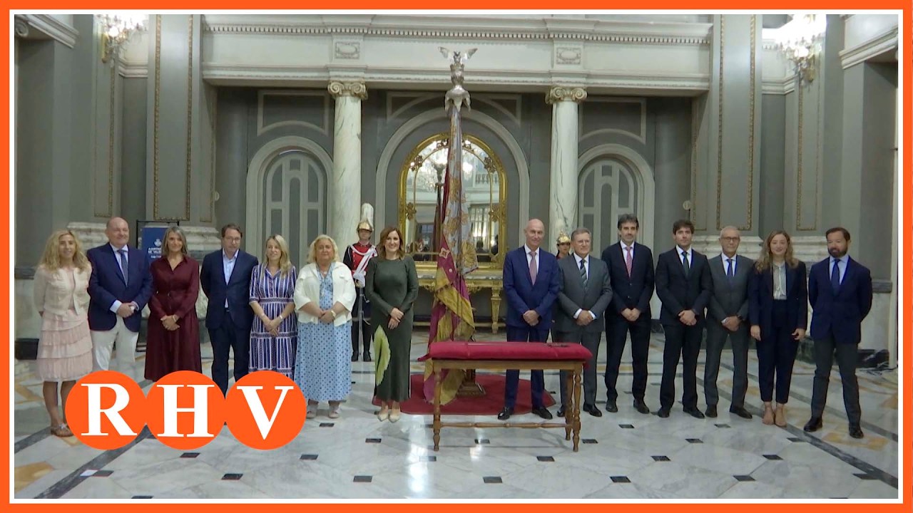 La Reial Senyera i la mĂtica espasa de Jaume I inunden de sĂmbols i història el SalĂłn de Cristal