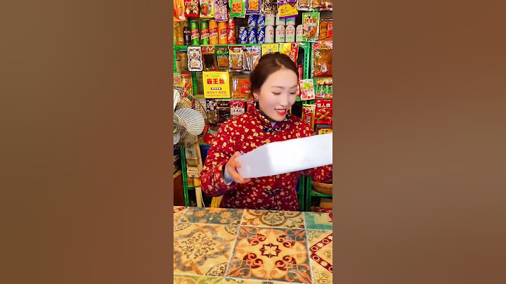 還記得小時候的小賣舖裡的洞洞樂嗎？二丫抽中什麼大獎！ 簡直吃到停不下來！#懷舊零食 #童年零食 #童年小賣部 #童年回憶 #shorts