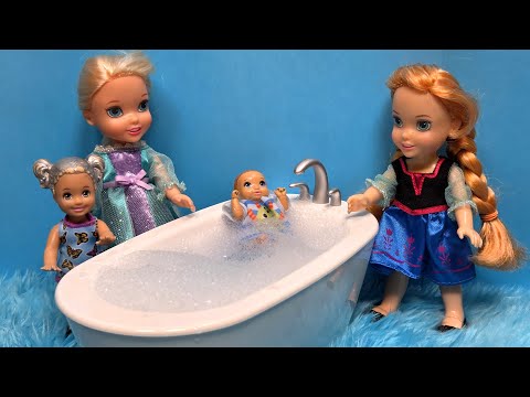 Bathtime ! Elsa & Anna toddlers - foam bubbles - bedtime - Barbie dolls