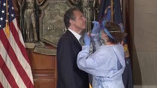 米ニューヨーク州知事、ウイルス検査を生中継中に　「気後れする必要ない」