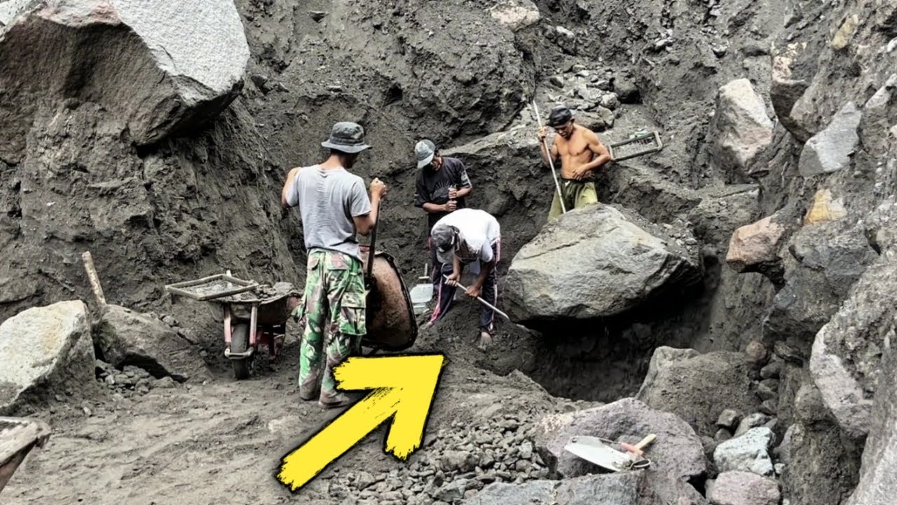 Excellent Work! The Unique Process of Mining Volcanic Sand Manually WITHOUT the help of MACHINES