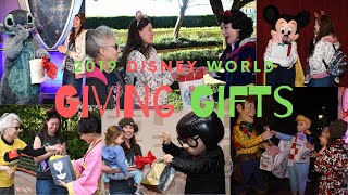 Christmas EVE Presents to Disney Characters VIDEO! Edna Mode is SHOCKED! Woody puts it in his boot!