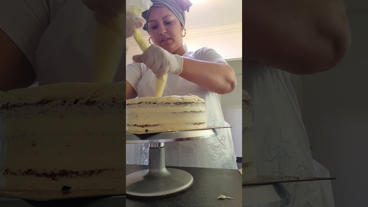 Орехова торта със шоколадови блатове и домашен ванилов крем