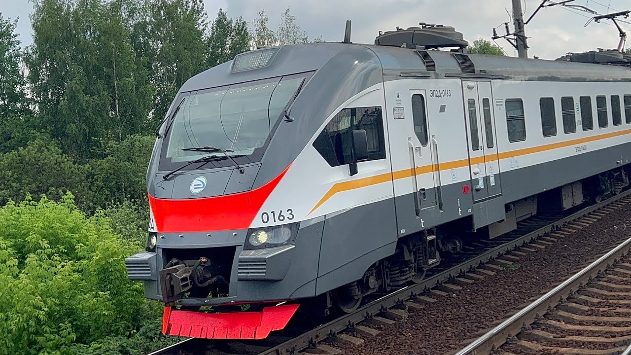 Эп2д 0163 сообщением Серпухов-Царицыно прибывает на платформу ...
