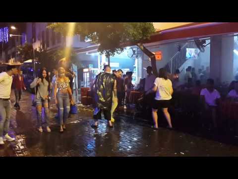 Sarhoş lar  Alanya  barlar  sokağında eğleniyorlar