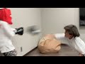 号泣してグローブを投げつける三男VS長男のボクシング対決