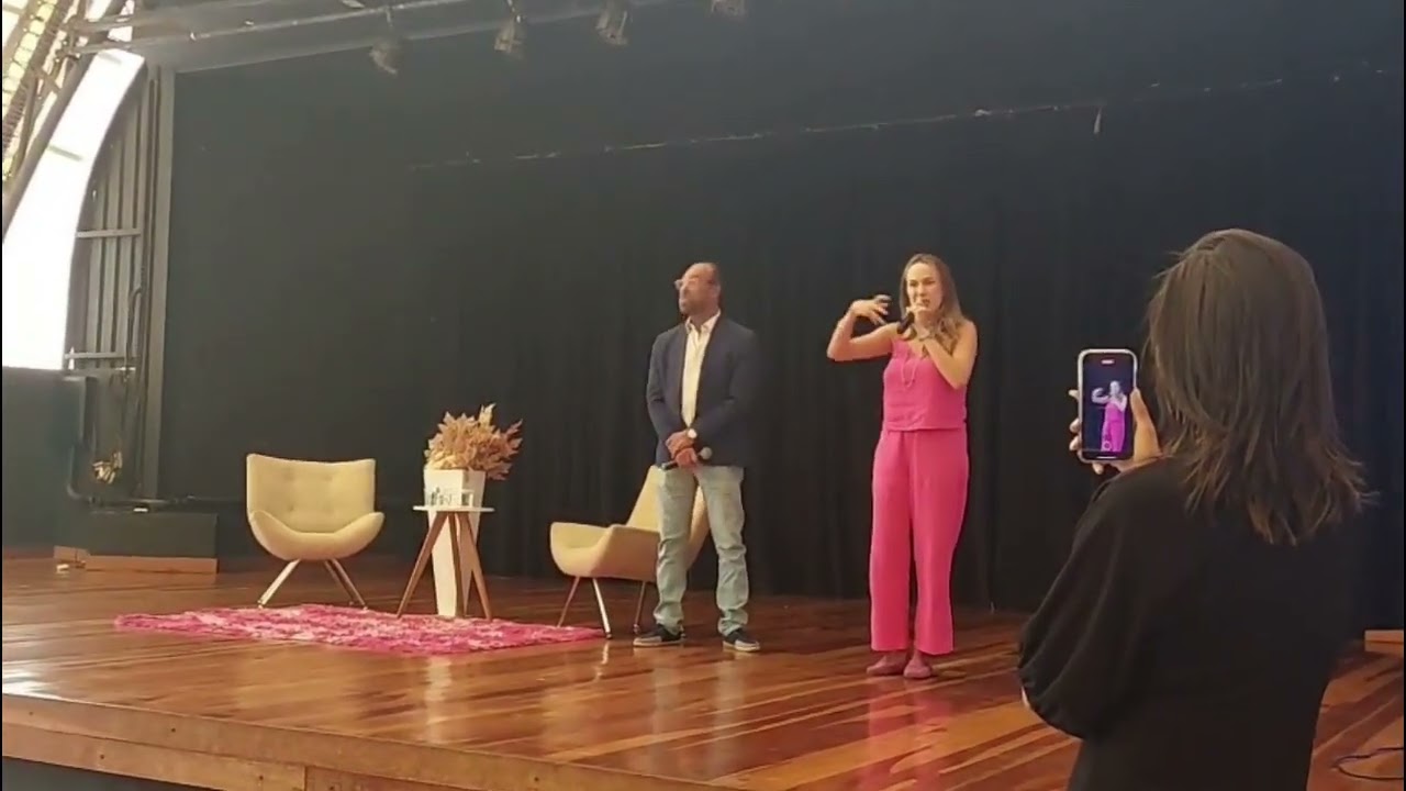 Renata D'Aguiar falando sobre a responsabilidade de ser uma Embaixadora da Ordem do Mérito do elo Social no DF.