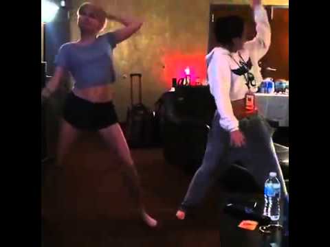 Miley cyrus and Noah cyrus dancing - YouTube.