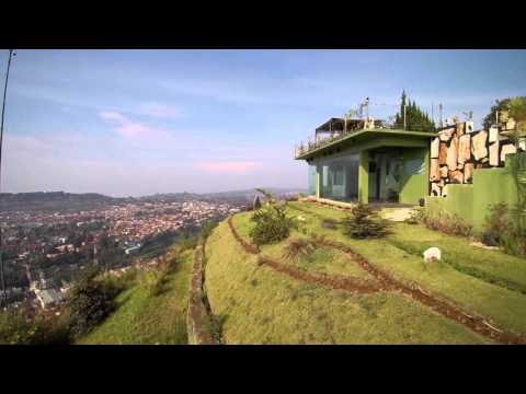Video: Vila Di Atas Tasik
