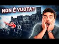 La statua misteriosa che si trova nella città medievale abbandonata