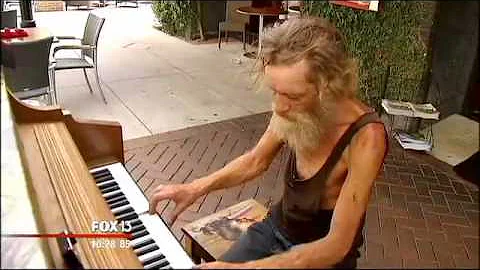 Homeless 'piano man' attracts attention in Florida