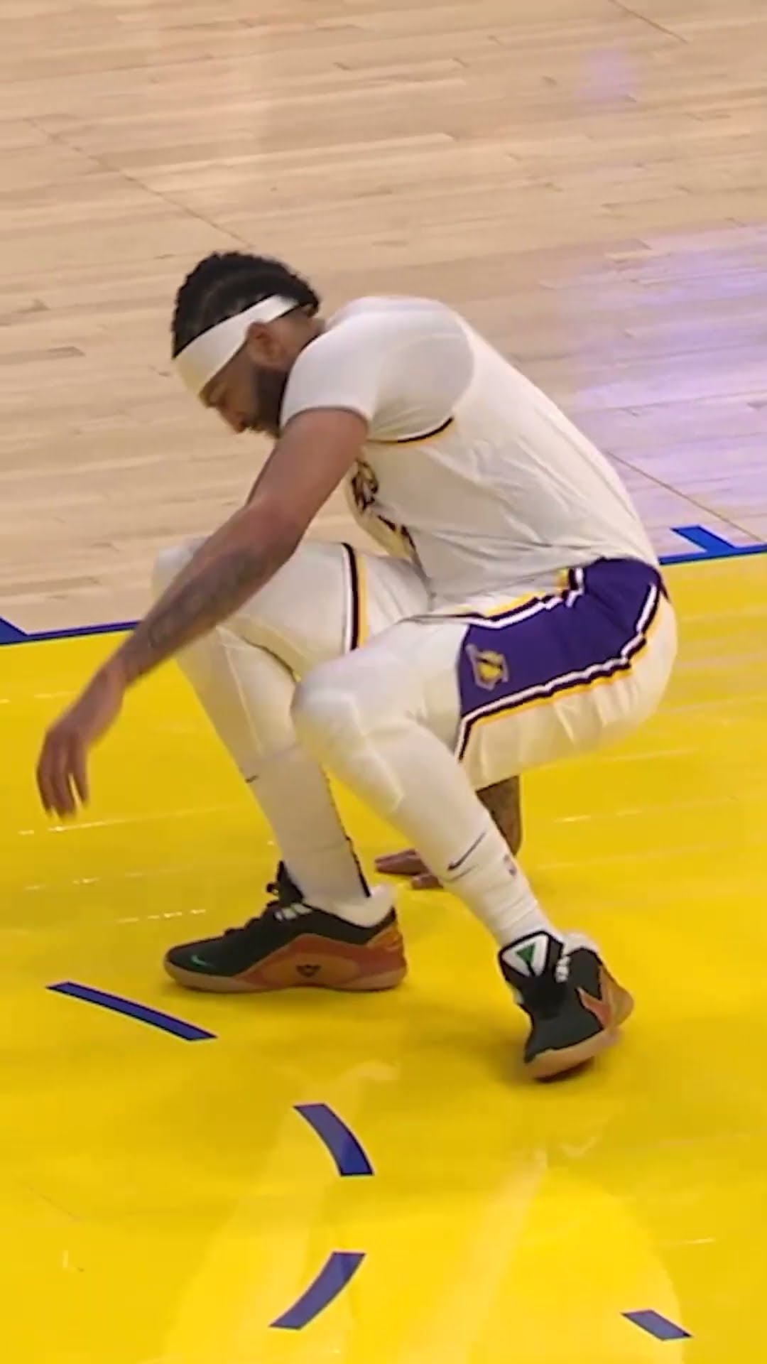 AD goes to locker room after rolling ankle