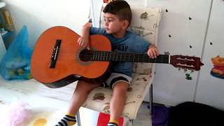 Gitar Çalan Çocuk Çınar