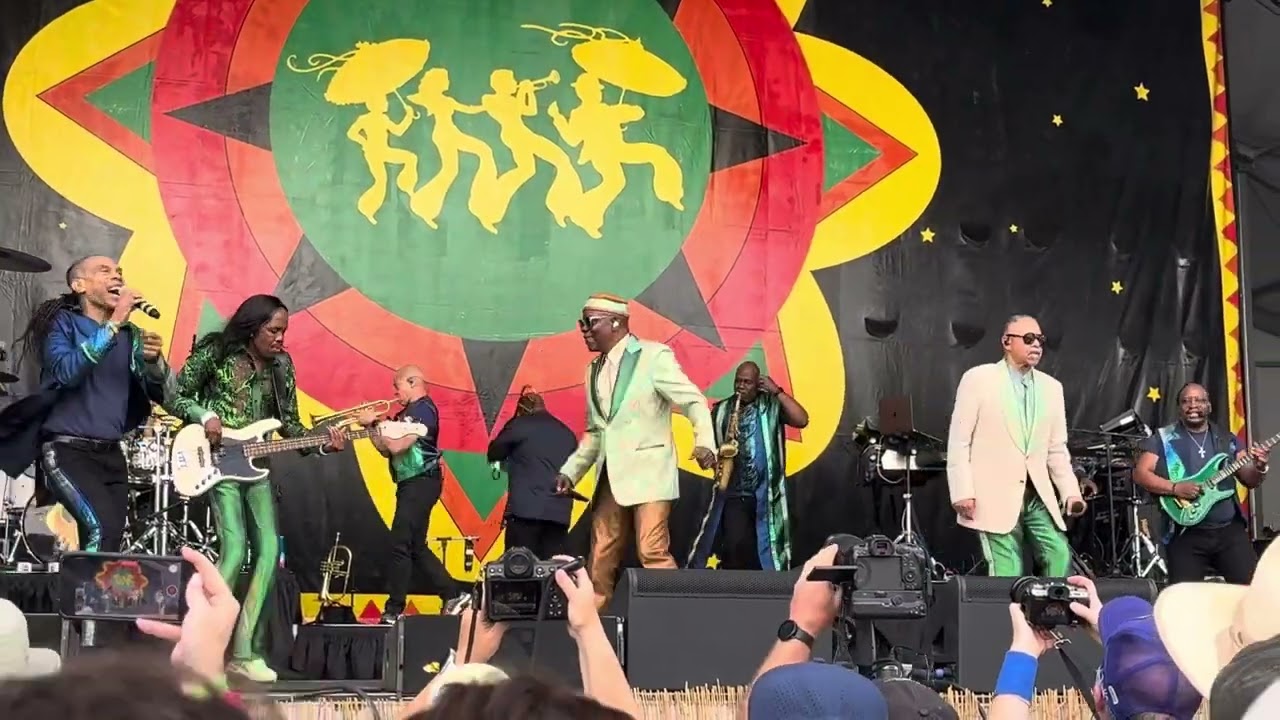 Earth, Wind & Fire - Shining Star @ Nola Jazz Festival 5-5