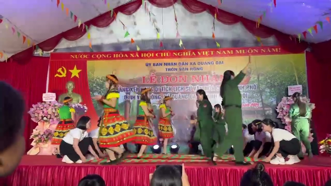 Múa sạp clb dân vũ thôn vân hồng 