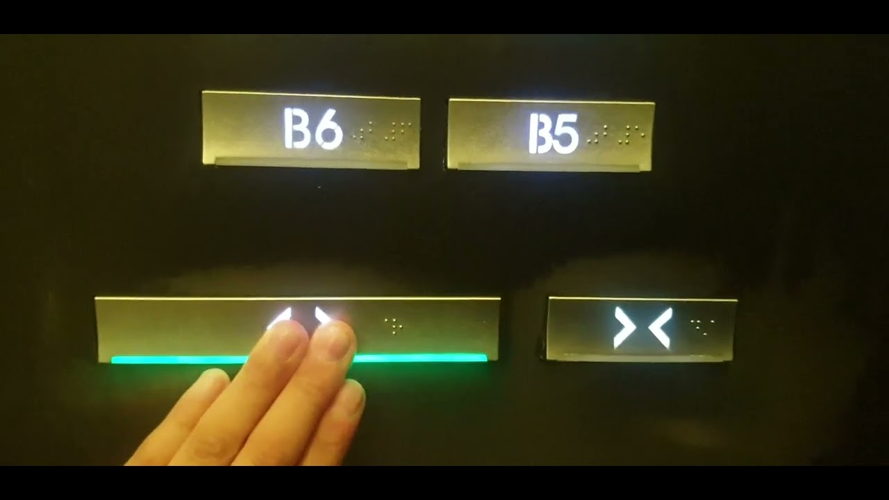 경기도 성남시 분당구 판교역로 (백현동) 현대백화점 판교 복합몰  현대엘리베이터 경고스티커 교체후 탑사기