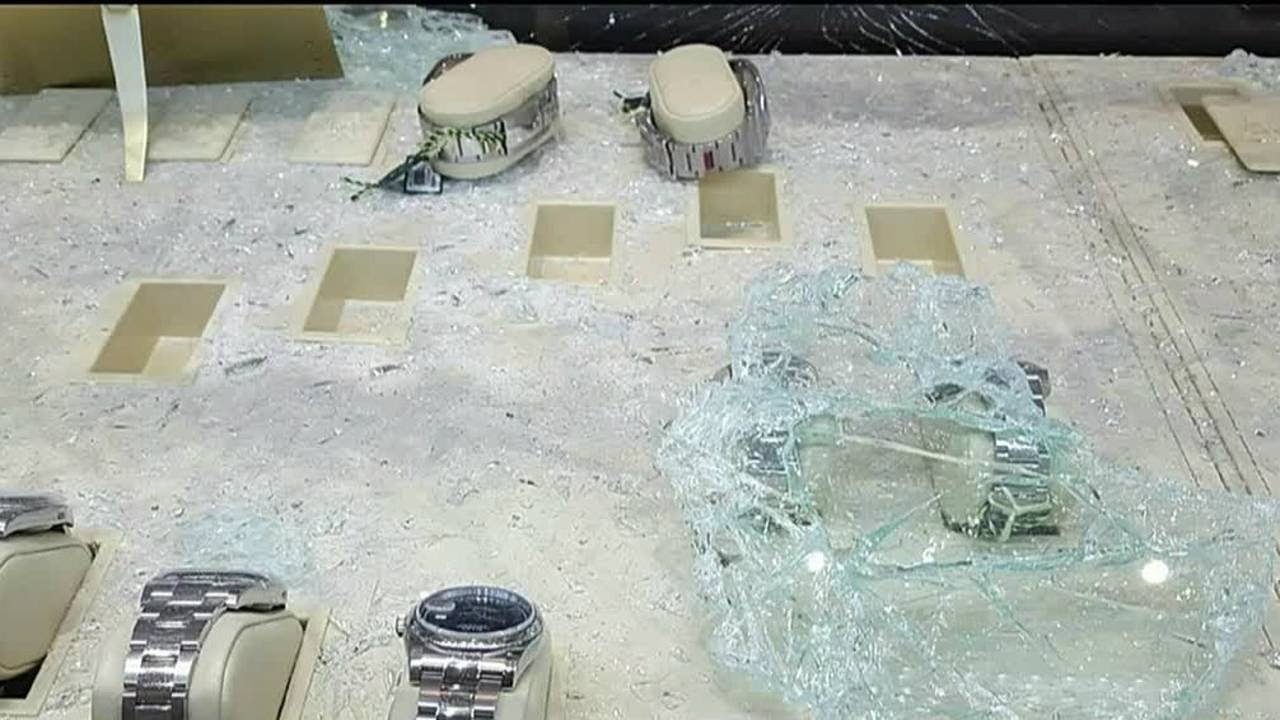Jewelry store smash and grab leads to 2 police chases - YouTube
