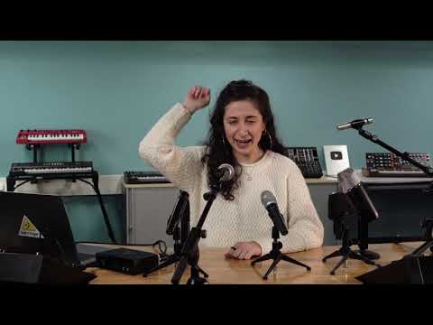 Videó: Különbség A Dinamikus Mikrofon és A Kondenzátoros Mikrofon Között
