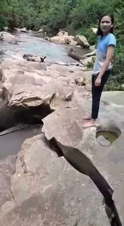 GADIS DAYAK TERJUN MANDI DI HULU SUNGAI || HAMPIR SAJA HANYUT