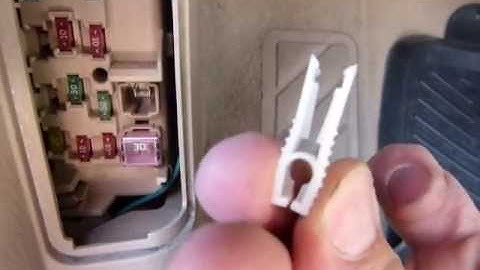 How to use a fuse puller