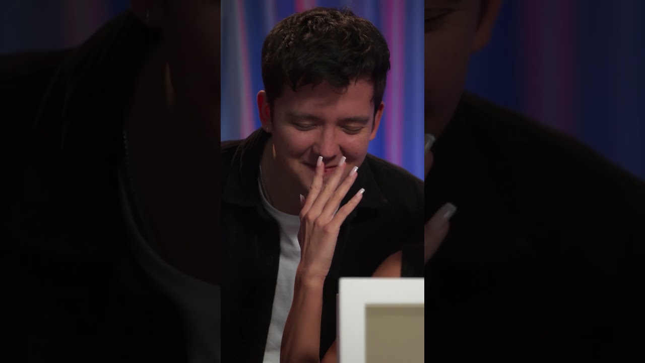 Asa Butterfield y Mimi Keene intentan adivinar qué hay en la caja. 😏 