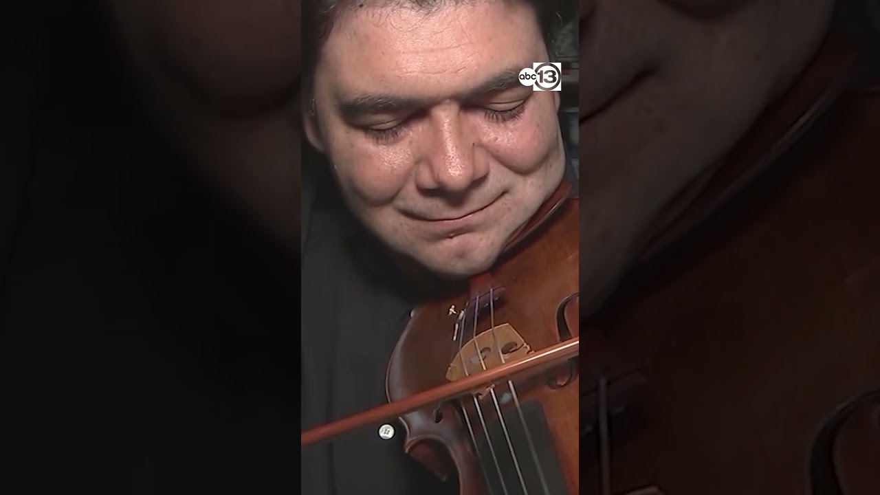 Учителя музыки говорят, что им задолжали тысячи долларов после внезапного закрытия Музыкальной ак...