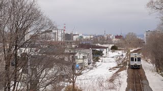 旭川市街を走る富良野線 キハ150形 普通 富良野行