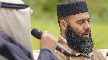 من هو القارئ الذي أبكى ضيوف السواعد؟