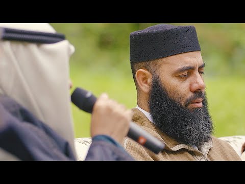 من هو القارئ الذي أبكى ضيوف السواعد