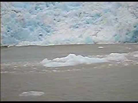 Chile: large iceberg breaks off Grey glacier