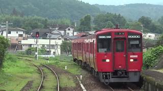 列車交換で小野屋駅に停車中の久大本線上りキハ220形の前面展望から見た下りキハ200系の到着