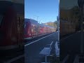 S4 fährt bei den ersten Sonnenstrahlen aus Niederhöchstadt aus