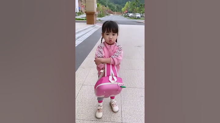 這爸爸也太不靠譜了，閨女還沒上車就走了，也不知道他急著去見誰#爸爸帶娃 #家有萌娃 #親子#funny #babygirl #親子 #cute