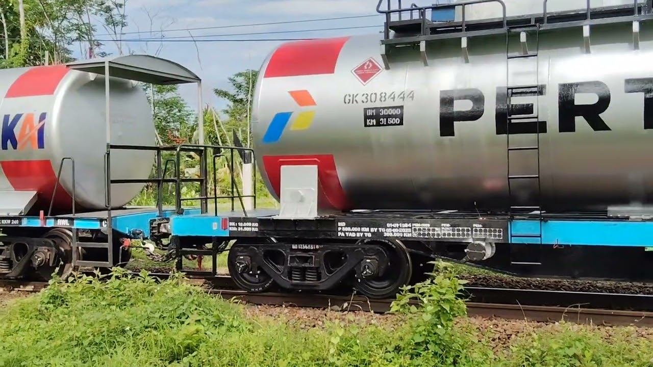 Kereta Pertamina ditarik dari Depo Rewulu - Suara Lokomotif Menderu Keras