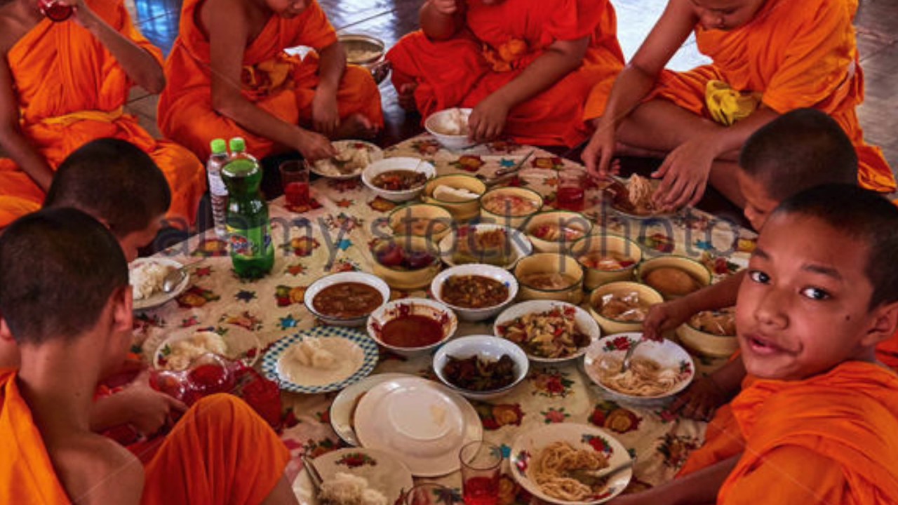 Монахи едят мясо. Буддизм кухня. Буддийский обед. Буддисты прием пищи. Пища буддийских монахов.
