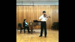 Yongyi play violin