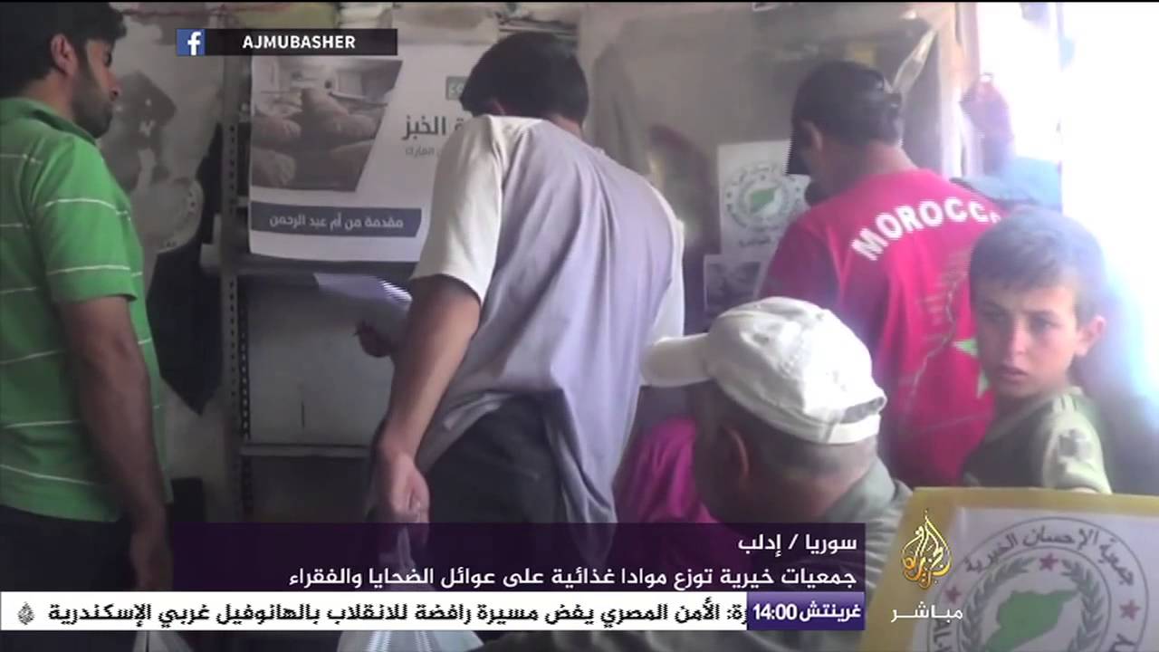 جمعيات خيرية توزع مواد غذائية على عوائل الضحايا والفقراء