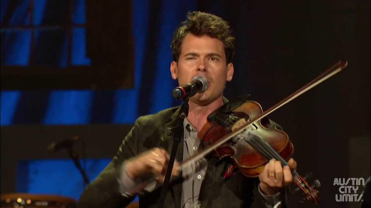 Old Crow Medicine Show performs "Wagon Wheel" at the 2013 Americana Music Festival Old Crow Medicine Show performs "Wagon Wheel" at the 2013 Americana Music Festival