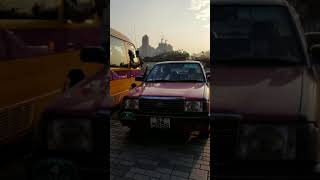 架的士攞明玩嘢,佢抽左小小就暢通無阻,硬要架校巴退後,校巴後面有成十架車點退?佢唔識揸車就唔好揸的士啦,阻礙交運加危害他人咋!