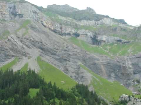 Vídeo: Astra é Um Estranho Das Montanhas Alpinas. Crescendo