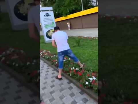 Ссыт в парке , где гуляют дети! #shorts