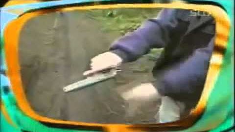 Dummer Junge mit Waffe