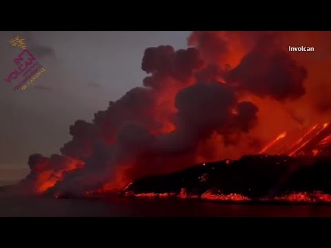 Lava keeps flowing into the ocean off La Palma
